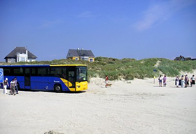 Der Nordby-Snderho Bus fhrt den Strand entlang