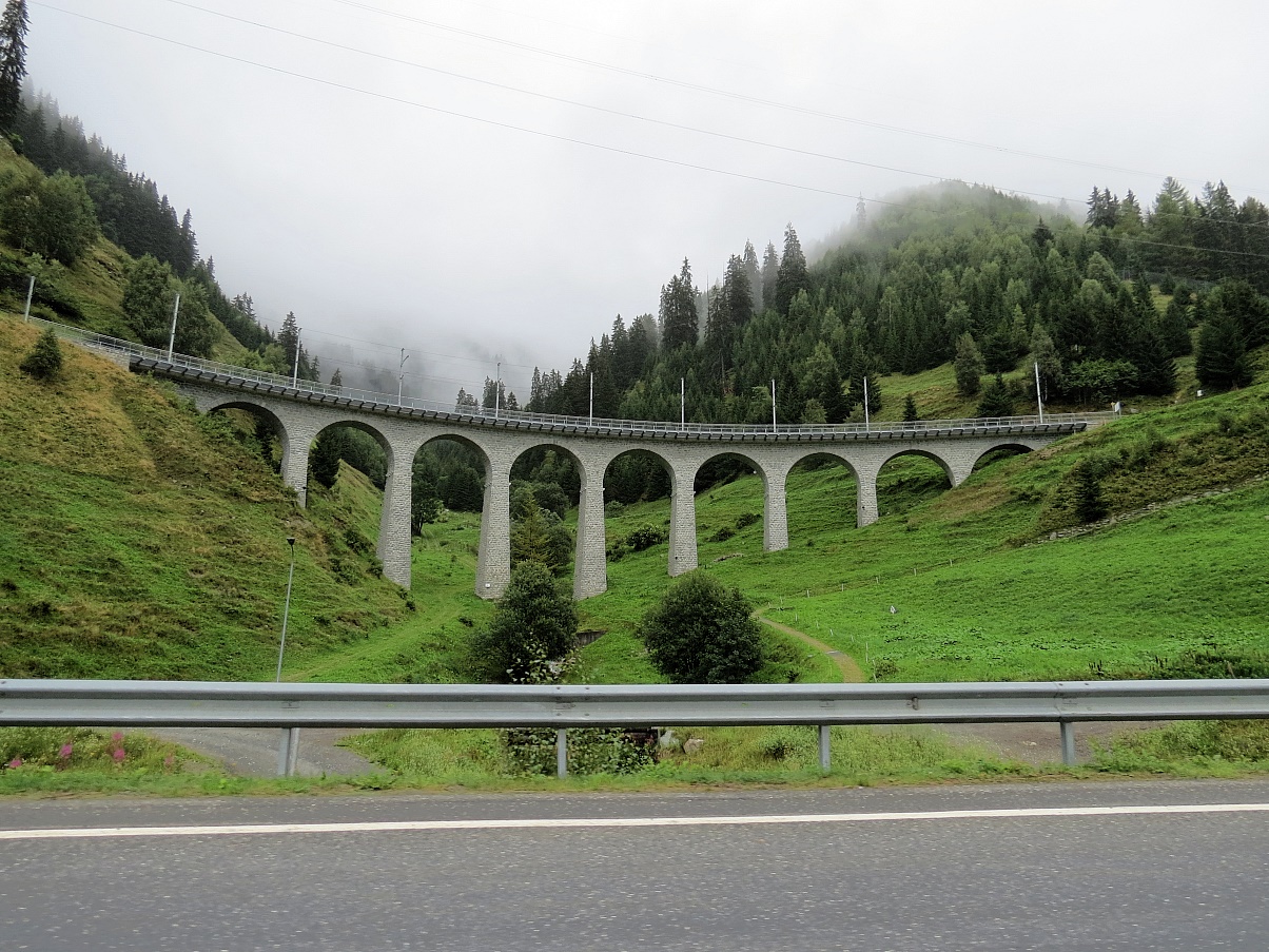 Eisenbahn Viadukt in Val Bugnei