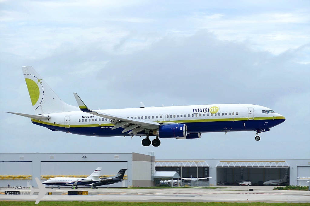 Miami Air International Boeing 737-81Q (WL)  - N733MA