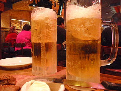 amerikanisches Bier - eiskalt. Hier in einem Outback Steakhouse serviert