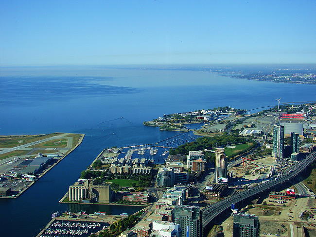 atemberaubender Blick auf Toronto und den endlos erscheinenden Lake Ontario