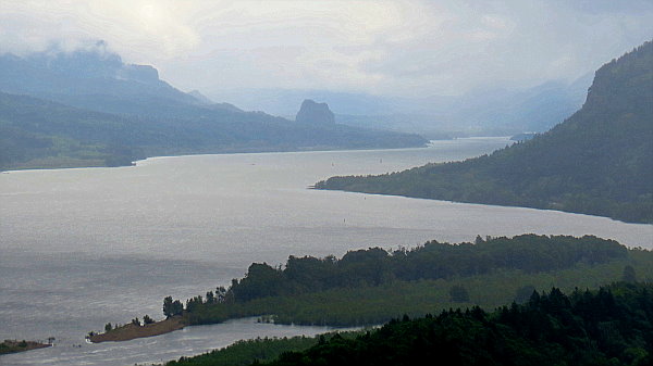 Blick vom Crown Point Vista House auf den Columbia River