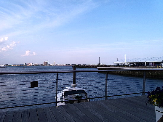 setzte mich in eins der Restaurants mit Blick auf Hafen und Flughafen und geno mein letztes Abendmahl. 