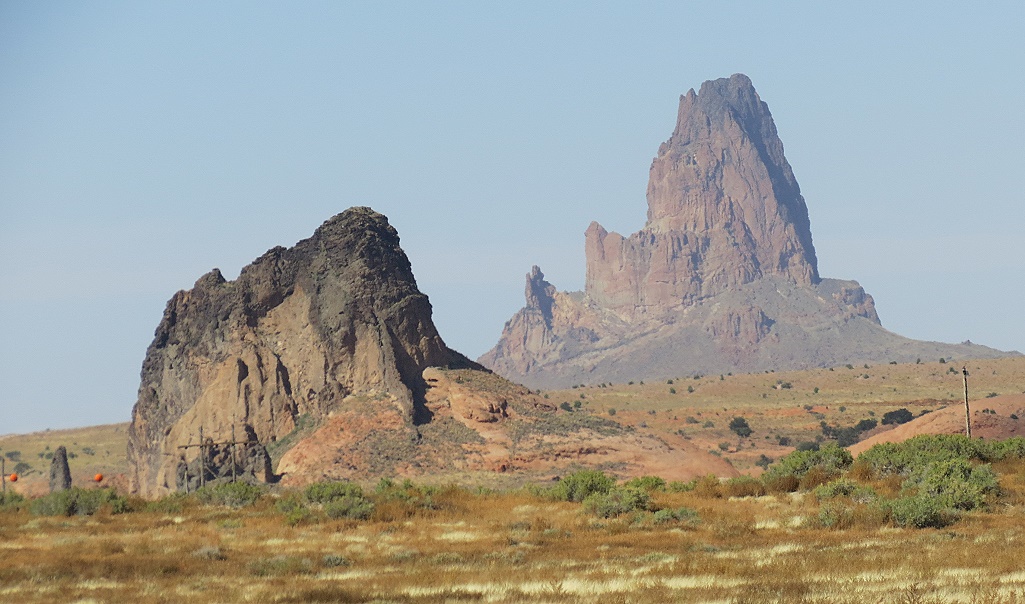 Blick auf den Agathla Peak vom Kayenta Airport aus