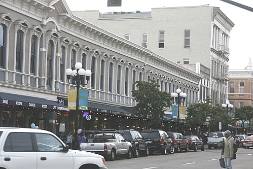 Nicht das Horton Plaza, sondern ein Blick in die 6th Avenue