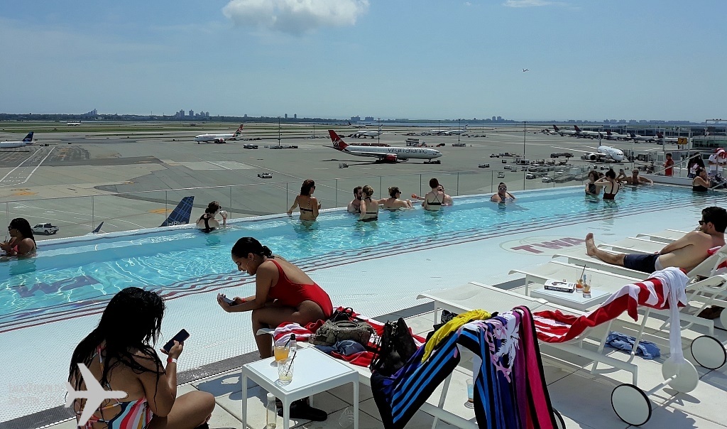 Pool Bar am Observation Deck des TWA Hotels