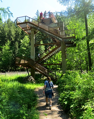 auf dem Weg zu den Kootenai Falls mssen Bahngleise per Brcke berquert werden.