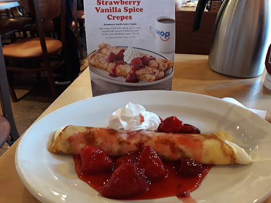 Strawberry Vanilla Spice Crepe Combo im IHOP Niagara Falls