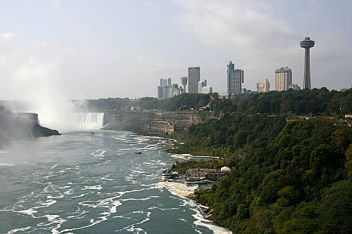 Blick auf Niagara Falls/Canada von der Rainbow Bridge aus