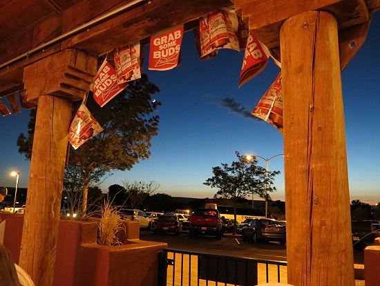 Sonnenuntergang auf der Terrasse der Dam Bar