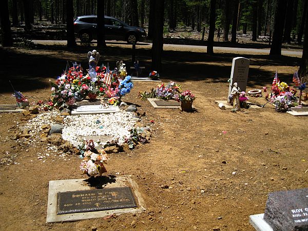 Friedhof mitten im Wald 