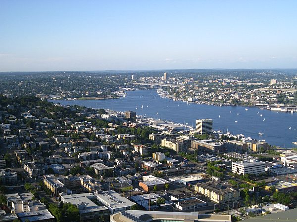 Blick von der Space Needle auf Seattle