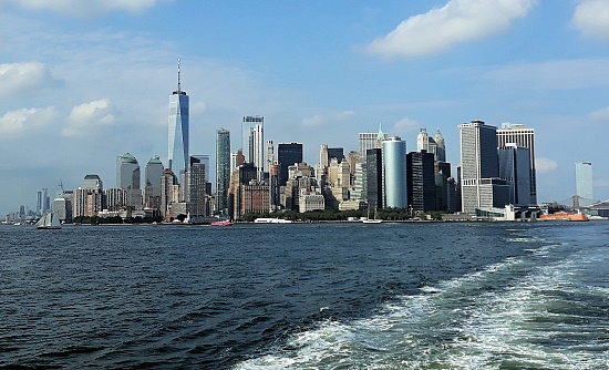 Blick auf Manhattan von der Staten Island Ferry aus gesehen. 