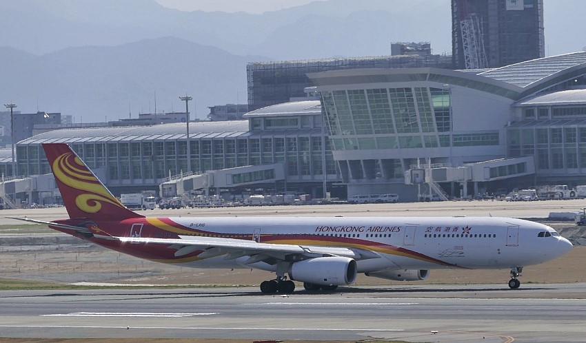 Hong Kong Airlines Airbus A330-343 at Fukuoka mit Blick auf das International Terminal