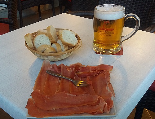 Schicnken und Bier in der Tango Bar