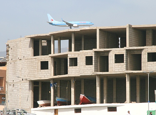 immer wieder ein Flugzeug in eins der Huser fliegen sehen