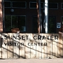 Der Sunset Crater ist ein kleiner Vulkan vom Typ eines Aschekegels im Norden des US-Bundesstaates Arizona. Der Berg bildet den Kern des Sunset Crater Volcano National Monument. Er verdankt seine Entstehung vermutlich dem selben Hotspot wie die nahe gelegenen San Francisco Peaks, weist aber eine andere Vulkanform auf. Der Sunset Crater brach erstmalig im Jahr 1064 oder 1065 aus, die letzte Haupteruption trat 1180 auf und erhöhte den Vulkan auf ungefähr 300 Meter. Eine abschließende Eruption im 13. Jahrhundert führte im oberen Teil des Kraters zu einer hellroten und orangen Färbung und gab dem Vulkan seinen Namen.<br /><br />Neben den vulkanischen Aschen und Lapilli setzte der Sunset Crater auch zwei kleine Lavaströme frei. Er ist heute nicht mehr aktiv, neue Ausbrüche des Hotspots sind weiter östlich zu erwarten.<br /><br />Besucht am 21.7.1992 - 27.8.2002 - 1.6.2014