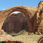 Die Rainbow Bridge befindet sich in einem Seitencanyon des Lake Powell in Utah. Sie ist die größte natürliche Steinbrücke der Welt mit einer Spannweite von 82 m und einer Höhe von 88 m. Ihr Bogen ist an seiner höchsten Stelle 10 m breit und 12 m dick. Die Rainbow Bridge wurde 1910 von Präsident William Taft zum National Monument erklärt. <br /><br />Besucht am 31.5.2014