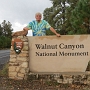 Das Walnut Canyon National Monument liegt etwa 15km nordöstlich von Flagstaff, Arizona an der I-40 auf einer Höhe von 1932 m bis 2039 m.<br /><br />Der Canyon beherbergt eine einzigartige Ansammlung von in den Hang gearbeiteten Felsenbehausungen. Der Bau Felsenbehausungen und damit die Besiedelung des Canyons begann um das Jahr 1100, als das Volk der Sinagua vermutlich durch veränderte klimatische Bedingungen und eine Bevölkerungszunahme im Südwesten zu einer Umstellung ihrer Lebens- und Ackerbaugewohnheiten gezwungen wurde. Schon etwa 100 Jahre später migrierten sie weiter südwestlich was vermutlich zu einer Assimilation in die Hopi-Kultur führte.<br /><br />Ein etwa 1.4km langer Rundweg führt etwa 60m in den Canyon herab, vorbei an 25 Felsenbehausungen.<br /><br /><br />Besucht am 8.5.1995 - 5.10.2015 (im Bild - war aber schon geschlossen)