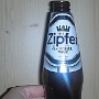 Zipfer<br />Herstellungsland: Österreich.<br />Zutaten: Wasser, Gerstenmalz, Hopfen, Hopfenextrakt.<br />Alkoholgehalt: 5,4 %<br /><br />Mit Schraubverschluss. Das fängt ja schon gut an. Ich habe an das "Glas heller Freude", wie es so schön auf der Flasche steht eine schwache Erinnerung aus der Zeit, als ich noch Ski fahrend über die österreichischen Gletscher gerast bin. Würzig, Uli schmeckt es gut. So richtig nach Bier, zum ersten Mal heute. Auf Dauer allerdings nicht der Knaller, Hopfiger Nachgeschmack. 