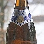 Oettinger Pils<br />Herstellungsort: Mönchengladbach<br />Zutaten: Wasser, Hopfenextrakt, Gerstenmalz<br />Alkoholgehalt: 4,7 %<br /><br />Das meistverkaufte deutsche Bier, der Preis ist heiss.<br />Lecker, würzig. Hopfiger als Fiege, unschlagbares Preis-Leistungsverhältnis. <br />Sehr viel besser als das Billigbier früherer Zeiten, Felskrone.