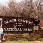 Der Black Canyon ist eine tiefe Schlucht, durch die der Gunnison River fließt. Er ist so schmal, dass nur sehr wenig Sonnenlicht bis auf den Grund fällt, was die Wände schwarz erscheinen lässt.<br />Im Canyon hat der Gunnison River ein durchschnittliches Gefälle von 18 Meter pro Kilometer. Im einem 3 Kilometer langen Abschnitt beträgt das Gefälle allerdings 90 Meter pro Kilometer. Vom Canyonrand ist gut hörbar, wie der Gunnison River durch die Schlucht fließt.<br /><br />Besucht am 17.5.1995 (noch als National Monument) - 18.5.2007