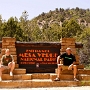 Der US-amerikanische Mesa-Verde-Nationalpark liegt im Südwesten Colorados. Innerhalb des Nationalparks befinden sich über 4000 archäologische Stätten der Ancestral Puebloans (Anasazi-Indianer) aus dem Zeitraum vom 6. bis 14. Jahrhundert. Am bekanntesten sind die etwa 600 sogenannten Cliff Dwellings (engl. Felsenwohnungen) in natürlichen Höhlen des Sandsteins der Canyonwände.<br /><br />Besucht am 15.5.1995 - 18.5.2007