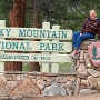 Der US-amerikanische Rocky-Mountains-Nationalpark befindet sich nordwestlich von Boulder in Colorado. Der Park wird das gesamte Jahr hindurch gerne besucht wegen seiner spektakulären Ausblicke auf die Rocky Mountains sowie der wilden Tiere und der Natur im Allgemeinen. Es laufen viele Wanderwege durch den Park und Campingplätze sind ebenfalls vorhanden. Durch das Gebiet des Nationalparks laufen die kontinentale Wasserscheide und der Colorado.<br /><br />Besucht am 19.5.1995 - 17.5.2014