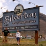 Silverton ist ein kleine Gemeinde im US-Bundesstaat Colorado und Verwaltungssitz von San Juan County. Sie liegt in einem Tal des San-Juan-Gebirges rund 280 km südwestlich von Colorado Springs und rund 90 km nördlich der neumexikanischen Grenze. Silverton wurde nach Silberfunden in den 1870er Jahren gegründet und war rund zehn Jahre später mit dem Anschluss an das Eisenbahnnetz auf dem Höhepunkt seiner Geschichte angelangt.<br /><br />Silverton ist über die zwischen Durango und Ridgway als Million Dollar Highway bekannte Fernstraße 550 erschlossen, die die Gemeinde über den Red Mountain Pass mit Ouray und über den Molas Pass mit Durango, dem touristischen Zentrum des südwestlichen Colorados, verbindet. Die Stadt lebt heute vor allem vom Tourismus, den eine täglich verkehrende Dampfeisenbahn der Durango and Silverton Narrow Gauge Railroad aus Durango sicherstellt.<br />Der historische Kern Silvertons um die Blair Street wurde 1961 zur National Historic Landmark.<br />Besucht am 15.5.2007