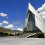 Die United States Air Force Academy Cadet Chapel ist ein Sakralbau auf dem Kadetten-Gelände der United States Air Force Academy  in Colorado Springs, der zwischen 1959 und 1963 errichtet wurde. Das Bauwerk der Moderne wurde, wie das gesamte Kadetten-Gelände, nach Plänen des Architekturbüros Skidmore, Owings and Merrill erstellt. Der Bau erfolgte aus dem Wunsch heraus, allen Offiziersschülern unterschiedlicher Glaubensrichtungen Gebetsräume auf dem Campus der Air Force Academy zur Verfügung stellen zu können.<br />Besucht am 13.5.2007