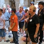 Jede Besuchergruppe besteht aus ca. 15 Personen. Zu Beginn der Tour werden Kopfhörer verteilt, über welche die Stimme der Reiseleiterin zu hören ist. Übersetzungen in andere Sprachen gibt es nicht.