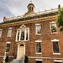 on 1792 - 1933 war das Old State House das Regierungsgebäude, das heute ein Museum ist.<br />Obgleich Delaware ein sklavenhaltender Staat war, stand der Bundesstaat während des Sezessionskrieges auf Seiten der Nordstaaten, nachdem eine Abstimmung zum Austritt aus der Union am 3. Januar 1861 nicht die erforderliche Mehrheit fand. Acht Monate nach dem Ende des Bürgerkrieges verweigerte Delaware am 18. Februar 1865 die Zustimmung zum 13. Zusatzartikel zur Verfassung der Vereinigten Staaten. Erst am 12. Februar 1901 stimmte Delaware durch Ratifikation des neuen Artikel der Abschaffung der Sklaverei zu. In Delaware kann man heute noch die erste "schwarze" Kirche besichtigen, die vor der Aufhebung der Sklaverei von Sklaven gegründet wurde.