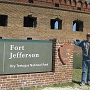 Das Fort Jefferson ist ein Fort, das am südlichen Ende von den Florida Keys platziert ist. Es befindet sich ca. 110 km westlich von Key West auf einer Insel der „Dry Tortugas“, einer Inselgruppe aus Korallenriffen und Sand. Es wurde nach dem US Präsidenten Thomas Jefferson benannt. Es konnten 450 Kanonen und 1.500 Mann untergebracht werden.<br />Das Fort ist sechseckig. Die Mauern erreichten ihre abschließende Höhe von knapp 14 m im Jahre 1862. Von den Unterkünften und dem Leuchtturm sind nur noch die Fundamente erhalten.