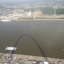 Gateway Arch<br />Rüber zur anderen Seite, da sieht es nicht so gut aus, bis auf den Schatten.