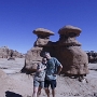 Das Goblin Valley ist ein 1x2 Meilen grosses Tal, in dem tausende von Kobolden (Goblins) ihr Leben fristen. Erschaffen durch die üblichen Verdächtigen, Erosion, Wind, Wetter, bestehen sie aus dem sogenannten Entrada Sandstein und sehen aus der Nähe wie aus Lehm geformt aus.