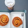 30.03.2024 - Frühstück um 14:21 bei Starbuchs an der Avenjue of Stars. 2 Cinnamon Rolls und 1 Caffe Latte venti 101 HK$ =<br />War ganz lustig, der Bestellannehmer fragte mich nach meinem Namen und ich sagte Humphrey. Er schaute mich an und wusste nicht weiter. Dann fragte er ob ich das buchstabieren könnte. Das hab ich H-U-M-P-H-R-E-Y und er hat es irgendwie halbwegs richtig hingekriegt. Der name wird dann nicht per Filzstift auf den Kaffeebecher  geschrieben sondern per Ausdruck aufgeklebt