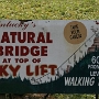 Kentucky's Natural Bridge<br />Ein Skylift bringt einen auf den Berg, auf dem der Arch liegt. Das am Parkplatz stehende Toilettenhäuschen ist das dreckigste, das ich seit langem gesehen habe - zusätzlich hat es weder Toilettenbrillen noch Türen.