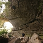 Natural Arch<br />Die riesige Wand wirkt bedrohlich. Der Zugang wird durch Zäune erschwert, aber nicht unmöglich gemacht.