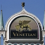 Das Venetian Resort Hotel ist der italienischen Stadt Venedig nachempfunden.<br />Zu dem 4.049 Suiten umfassenden Hotel gehören achtzehn Restaurants, zahlreiche Geschäfte und Boutiquen, ein Kasino und ein Madame Tussauds-Wachsfigurenkabinett.