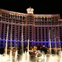 Bellagio<br />3.950 Zimmer<br />Die Anlage des Hotels ist der italienischen Landschaft des Comer Sees nachempfunden, benannt ist es nach der dortgelegenen Stadt Bellagio. Zur Hotelanlage gehören ein 3,2 Hektar großer künstlicher See, die Ladenpassage „Via Bellagio“, ein Kasino sowie zwei Hochzeitskapellen. Das Hotel besaß bei seiner Eröffnung 1998 3.015 Zimmer im 36-stöckigen Main Tower (151 m), 2004 kamen durch den Bau des 33-stöckigen, südlicher gelegenen Spa Towers (119 m) 935 Zimmer und Suiten hinzu. 