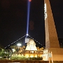 An der Spitze der Pyramide befindet sich ein senkrecht in den Himmel gerichteter Lichtstrahl. Er ist so stark, dass man ihn bei günstigen Witterungsverhältnissen vom gesamten Las Vegas Valley aus sehen kann. Im Frühjahr sieht man in dem Lichtstrahl Millionen von Motten tanzen. Der Strahl wird von 39 Xenon-Lampen erzeugt.