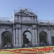 26.9.2022 - 14:12
Puerta de Alcalá - Triumphbogen am Plaza de la Indepencia mit zahlreichen Steinschnitzereien und eleganten Skulpturen, im Moment wegen Bauarbeiten mit einem Bildertuch verhangen.