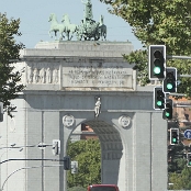 26.9.2022 - 14:43 - den Arco de la Victoria habe ich bei der ersten Runde nicht geknipst, weil ich dachte, wir kämen näher dran vorbei. War aber nicht.....
Es ist ein Triumphbogen, der zwischen 1950 und 1956 erbaut wurde im Gedenken an den Sieg der Rebellenseite über die Republikaner im Bürgerkrieg. Die lateinische Inschrift erinnert an Francos Sieg damals, also keine gute erinnerung....