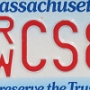 1620 gründeten Engländer im Südosten des späteren Bundesstaats die Plymouth Colony, die bis 1691 bestand. Neun Jahre später wurde von englischen Puritanern die Massachusetts Bay Colony gegründet. 1630 gründete eine weitere Puritanergruppe Boston. Die beiden daraus entstandenen Kolonien wurde 1691 vereinigt.<br /><br />Besonders John Eliot (1604–1690) trieb die Mission unter den Indianern voran. Sie wurden in separaten Dörfern gesammelt, doch fielen sie dort Krankheiten, die von Europäern eingeschleppt wurden, zum Opfer. Nur die Nachkommen aus Punkapog leben bis heute in Canton, Mattapan und Mansfield. Hingegen waren die Housatonic, ein Stamm der Mahican, zwar sowohl mit den aufständischen Kolonien gegen die britische Kolonialmacht, als auch zuvor mit ihnen gegen die Franzosen verbündet, und für sie wurde 1739 Stockbridge im Westen von Massachusetts errichtet, wo eine Missionsstation bestand, doch sie wurden dennoch in den Bundesstaat New York umgesiedelt.