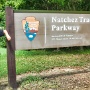 Der Natchez Trace, auch Devil's Backbone genannt, war eine 8.000 Jahre alte Handelsstraße bzw. -pfad vorwiegend der Cherokee, Choctaw und Chickasaw-Indianer. Heute folgt eine als National Scenic Byway anerkannte Straße, der Natchez Trace Parkway, fast genau dem ursprünglichen Pfad und wird vom National Park Service verwaltet.<br />geknipst am 22.9.2018