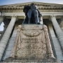 16 Meter hohe Säulen am Südeingang, davor eine Statue von Thomas Jefferson. Drin war ich nicht - es war Samstag .....