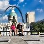 Kiener Plaza Park St. Louis, mit Courthouse und Gateway Arch im Hintergrund<br />17.9.2018