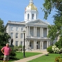 State Capitol Concord - 1819 fertiggestellt.<br />Das Capitol hat zwei Reihen von identischen Säulen, die mit der Brüstung in der Mitte wie 3 nebeneinander stehende H's aussehen. H für Hampshire.<br /><br />Besucht am 5.10.1997 und am 22.8.2017 (im BIld)<br />Mein 16. Capitol