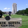 State Capitol Bismarck - Das ursprüngliche Capitol von North Dakota brannte in den 1930er Jahren ab. Ein Art Déco-„Wolkenkratzer“ mit Kalksteinfassade, der heute noch steht, ersetzte es 1958.<br />Ein völlig flacher Staat mit nur wenigen Einwohnern gönnt sich ein grosses hohes Capitol, das höchste Gebäude des Staates....<br />Besucht am: 3.8.2006<br />Mein 31. Capitol