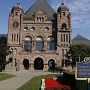 Das Gebäude ist in der Mitte des Queens Park, an der Wellesley Street, auf dem früheren Gelände des King's College, der heutigen Universität von Toronto. 